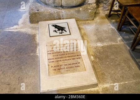 Memoriale di una figlia di Re Canuto nella chiesa della Santissima Trinità, un edificio storico elencato a Bosham, un villaggio a Chichester Harbour, West Sussex, Regno Unito Foto Stock