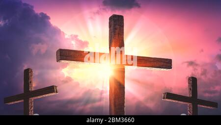 Tre croci di legno con Alba e nuvole sfondo - morte e risurrezione di Gesù Cristo Foto Stock