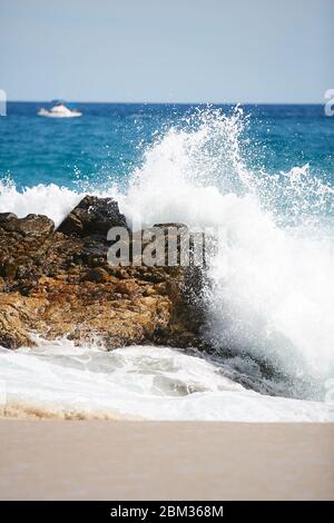 Le onde oceaniche si schiantano su una roccia da spiaggia a Cabo San Lucas, Messico Foto Stock