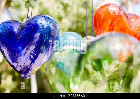 I cuori di vetro colorati e delicati si appendono dagli alberi in un resort a Cabo San Lucas, Messico Foto Stock