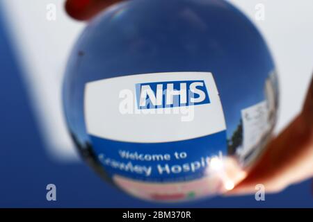 Viste generali del logo NHS al di fuori del Crawley Hospital, Crawley, West Sussex, Regno Unito. Foto Stock