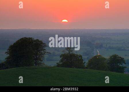 Glastonbury, Somerset, Regno Unito. 6 maggio 2020. Meteo Regno Unito. Il cielo si illumina di arancione al tramonto visto da Glastonbury Tor nel Somerset. Credito immagine: Graham Hunt/Alamy Live News Foto Stock