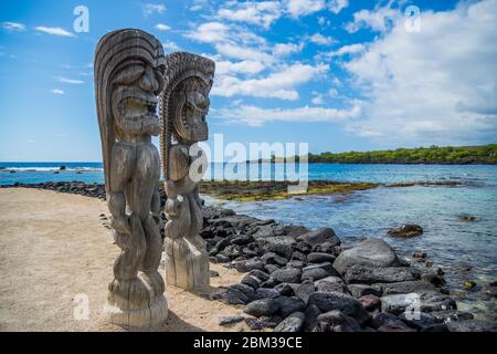 Scultura in legno in stile hawaiano Puʻuhonua o Hōnaunau National Historical Park, Big Island, Hawaii Foto Stock