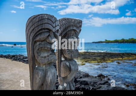 Scultura in legno in stile hawaiano Puʻuhonua o Hōnaunau National Historical Park, Big Island, Hawaii Foto Stock