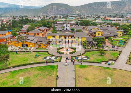 Vista aerea dal monumento della linea equatoriale e le montagne delle Ande a Quito, Ecuador. Foto Stock