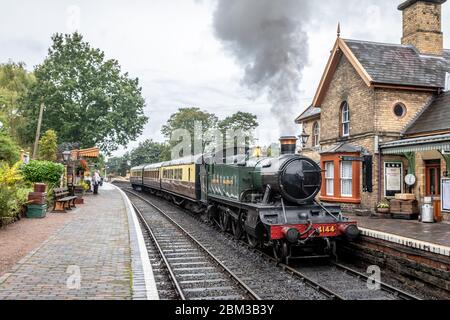 GWR 2-6-2T '41xx' No. 4144 parte da Arley sulla Severn Valley Railway durante il suo gala a vapore d'autunno Foto Stock