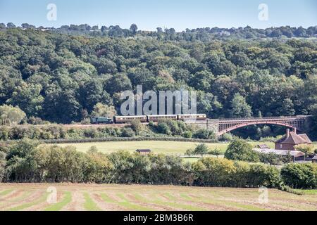 BR 2-6-2T '41xx' No. 4144 attraversa il Victoria Bridge sulla Severn Valley Railway durante il loro gala a vapore d'autunno Foto Stock