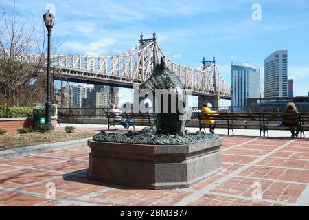 New York, N.Y/USA – 5 maggio 2020: Sutton Place Park è tranquillo a causa dei rischi per la salute per fermare la diffusione del COVID-19.Credit: Gordon Donovan/Alamy Live News Foto Stock