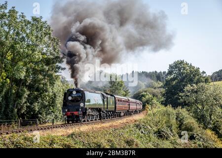 BR 4-6-2 'West Country' No. 34092 'City of Wells' passa vicino al ponte di Hay sulla ferrovia della valle di Severn durante il loro Gala a vapore d'autunno Foto Stock