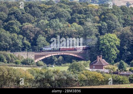 BR 4-6-2 'West Country' No. 34092 'City of Wells' attraversa il Victoria Bridge sulla Severn Valley Railway durante il loro Gala a vapore d'autunno Foto Stock