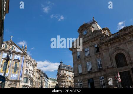 Vista della Chiesa di Sant'Antonio (Igreja de Santo Antonio dos Congregados). Una strada con traffico auto e persone a piedi vicino alla stazione di Sao Bento Foto Stock