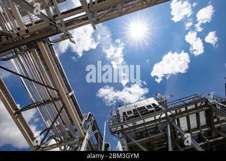 Strutture di impianti a gas naturale contro il cielo blu Foto Stock