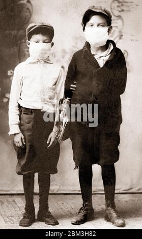 Bambini che indossano maschere durante la pandemia di influenza spagnola 1918. Foto Stock