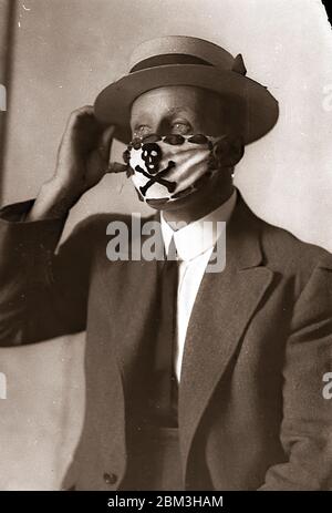 Maschera obbligatoria, portata per combattere l'epidemia di influenza dopo la guerra mondiale, 1918-1919. 12,000 morti in Australia e tra 20-100 milioni in tutto il mondo, più di quanto siano stati uccisi durante la guerra Foto Stock