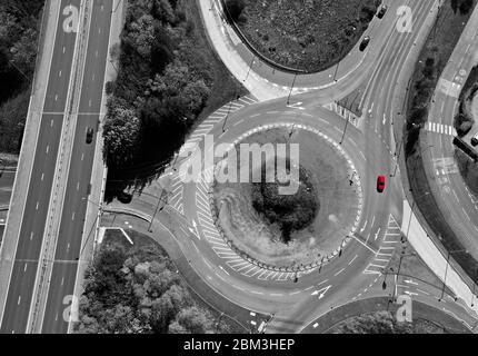 Veduta aerea della rotonda in monotono con auto rossa Foto Stock