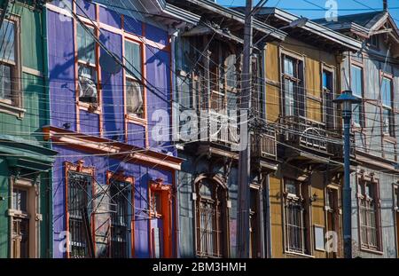 Case residenziali colorate a Valparaiso in Cile Foto Stock