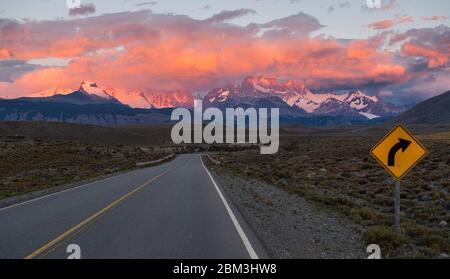 Alba sul Monte Fitzroy nelle Ande montagne Foto Stock