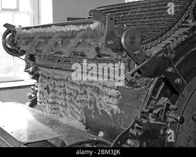 All'interno di un Manchester Cottonopolis Mill, Cottonopolis, produzione di cotone e stoffa, cardatrice di cotone Foto Stock