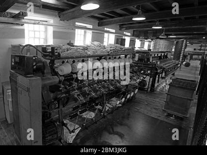 All'interno di un Manchester Cottonopolis Mill, produzione di cotone e stoffa, coning machine, coning area Foto Stock