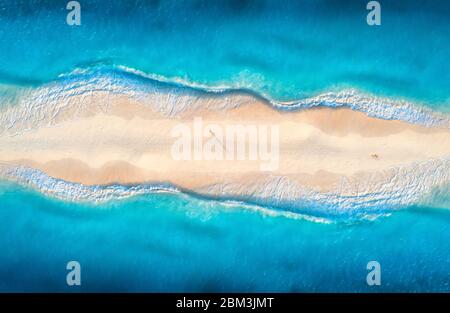 Veduta aerea del mare blu con onde su entrambi i lati e sulla gente Foto Stock