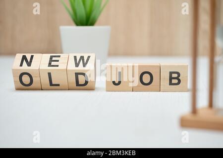Concetto di cambiamento da vecchio a nuovo lavoro. Primo piano. Foto Stock