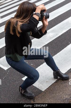 Buenos Aires, Argentina - Aprile 27 2019: Studenti di Fotografia mostrando la loro passione ed entusiasmo scattare foto con fotocamera DSLR per le strade Foto Stock