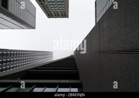 Vista verso l'alto di più grattacieli nel centro di Chicago su un Giorno della nebbia Foto Stock