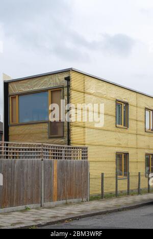 Contemporaneo 2000 a basso costo conveniente legno ondulato fibra di vetro Peabody Housing Houses Boxley Street, Newham, London, E16 2AN Ash Sakula Architect Foto Stock