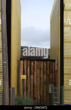 Contemporaneo 2000 a basso costo conveniente legno ondulato fibra di vetro Peabody Housing Houses Boxley Street, Newham, London, E16 2AN Ash Sakula Architect Foto Stock