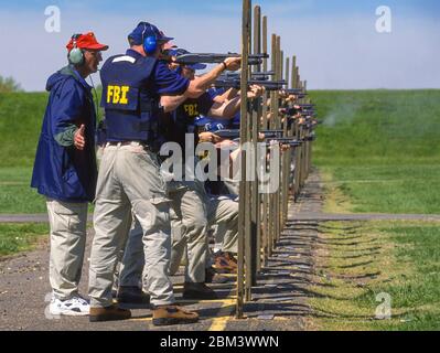 QUANTICO, VIRGINIA, USA, 27 APRILE 1999 - nuovi reclute di addestramento armi da fuoco, fucili, FBI Academy. Foto Stock