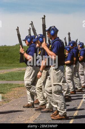 QUANTICO, VIRGINIA, USA, 27 APRILE 1999 - nuovi reclute di addestramento armi da fuoco, fucili, FBI Academy. Foto Stock