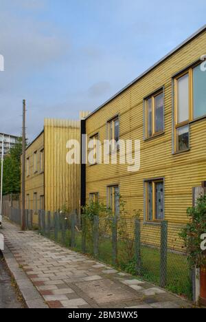 Contemporaneo 2000 a basso costo conveniente legno ondulato fibra di vetro Peabody Housing Houses Boxley Street, Newham, London, E16 2AN Ash Sakula Architect Foto Stock