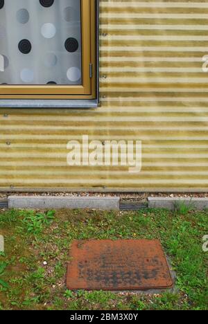 Contemporaneo 2000 a basso costo conveniente legno ondulato fibra di vetro Peabody Housing Houses Boxley Street, Newham, London, E16 2AN Ash Sakula Architect Foto Stock