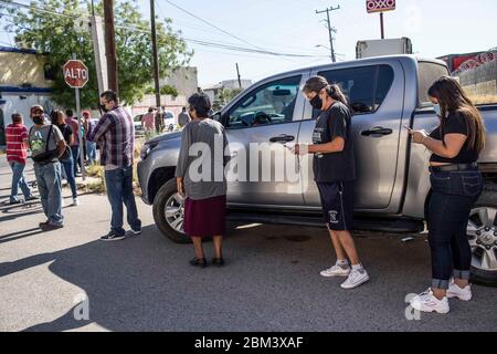 HERMOSILLO, MESSICO - 06 MAGGIO: I cittadini si accodano in una lunga fila fuori da un negozio per acquistare birra il 1 maggio 2020 a Hermosillo, Messico. Alcuni negozi di Hermosillo e dello Stato settentrionale di sonora sono stati autorizzati a vendere birra oggi, come una 'legge di suora' è stata sanzionata per sonora, tra le altre restrizioni per fermare la diffusione del Coronavirus (COVID-19). (Foto di Luis Gutierrez/Norte Foto/ Foto Stock