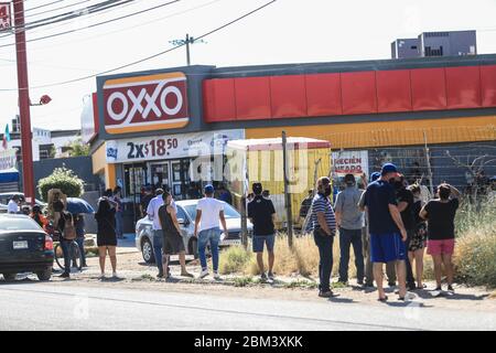 HERMOSILLO, MESSICO - 06 MAGGIO: I cittadini si accodano in una lunga fila fuori da un negozio per acquistare birra il 1 maggio 2020 a Hermosillo, Messico. Alcuni negozi di Hermosillo e dello Stato settentrionale di sonora sono stati autorizzati a vendere birra oggi, come una 'legge di suora' è stata sanzionata per sonora, tra le altre restrizioni per fermare la diffusione del Coronavirus (COVID-19). (Foto di Luis Gutierrez/Norte Foto/ Foto Stock