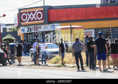 HERMOSILLO, MESSICO - 06 MAGGIO: I cittadini si accodano in una lunga fila fuori da un negozio per acquistare birra il 1 maggio 2020 a Hermosillo, Messico. Alcuni negozi di Hermosillo e dello Stato settentrionale di sonora sono stati autorizzati a vendere birra oggi, come una 'legge di suora' è stata sanzionata per sonora, tra le altre restrizioni per fermare la diffusione del Coronavirus (COVID-19). (Foto di Luis Gutierrez/Norte Foto/ Foto Stock