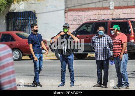 HERMOSILLO, MESSICO - 06 MAGGIO: I cittadini si accodano in una lunga fila fuori da un negozio per acquistare birra il 1 maggio 2020 a Hermosillo, Messico. Alcuni negozi di Hermosillo e dello Stato settentrionale di sonora sono stati autorizzati a vendere birra oggi, come una 'legge di suora' è stata sanzionata per sonora, tra le altre restrizioni per fermare la diffusione del Coronavirus (COVID-19). (Foto di Luis Gutierrez/Norte Foto/ Foto Stock