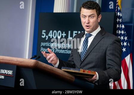 Washington, DC, USA. 6 maggio 2020. Joe Shamess, co-fondatore di Flags of Valor, una piccola azienda che vende bandiere americane di legno ed è un destinatario del programma di protezione di stipendio, parla insieme a Kayleigh McEnany, segretario stampa della Casa Bianca, durante un briefing stampa alla Casa Bianca a Washington, DC, Stati Uniti, il Mercoledì, 6 maggio 2020.Credit: Sarah Silbiger/Pool via CNP | utilizzo nel mondo Credit: dpa/Alamy Live News Foto Stock