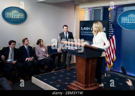 Washington, DC, USA. 6 maggio 2020. Joe Shamess, co-fondatore di Flags of Valor, una piccola azienda che vende bandiere americane di legno ed è un destinatario del programma di protezione di stipendio, si unisce a Kayleigh McEnany, segretario stampa della Casa Bianca, ad un briefing stampa alla Casa Bianca a Washington, DC, Stati Uniti, il Mercoledì, 6 maggio 2020. Credit: Sarah Silbiger/Pool via CNP | usage worldwide Credit: dpa/Alamy Live News Foto Stock