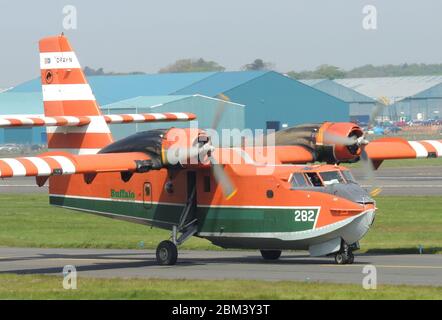 C-FAYN, un Canadair CL-215 gestito dalla Buffalo Airways, all'aeroporto internazionale di Prestwick in Ayrshire. Foto Stock