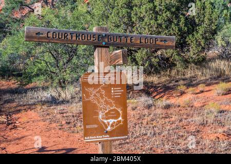 Sedona, Arizona, USA - 10 ottobre 2019: Un tribunale Butte Loop Mountain Trailhead Foto Stock