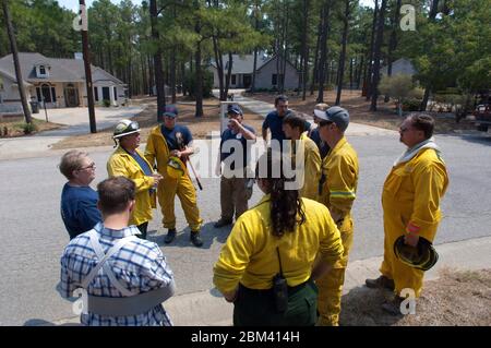 Bastrop County Texas USA, settembre 6 2011: Strategia dei vigili del fuoco in un quartiere pesantemente boscoso prima di combattere un incendio ad est di Bastrop. L'incendio rimane ancora in gran parte fuori controllo nonostante due giorni di intensi sforzi antincendio. ©Bob Daemmrich Foto Stock