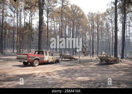 Case, automobili, barche e una chiesa si trovano in rovina lungo la Texas Hwy. 21 a est di Bastrop, dopo un incendio che ha eruttato oltre 30,000 ettari di boschi di piney e pascolo 30 miglia a est di Austin. L'incendio rimane ancora ampiamente fuori controllo nonostante i due giorni di sforzi del pompiere. 6 settembre 2011. ©Bob Daemmrich Foto Stock