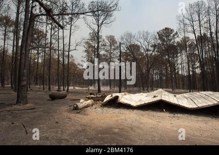 Bastrop County Texas USA, 9 settembre 2011: Un tetto di metallo fuso si trova sul terreno in seguito al fuoco selvaggio attraverso i boschi di piney nella contea di Bastrop 30 miglia ad est di Austin è mostrato in questa casa. Gli incendi distrussero più di 1.400 case e bruciarono più di 38.000 acri mentre era fuori controllo per cinque giorni. ©Bob Daemmrich Foto Stock