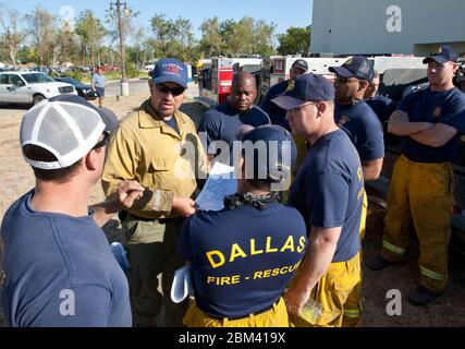 Bastrop, Texas USA, 9 settembre 2011: I vigili del fuoco di Dallas, Texas, si riuniscono al di fuori del Bastrop Convention Center prima di essere inviati in aree rurali colpite da massicci incendi all'inizio di settembre. Vigili del fuoco provenienti da tutto lo stato sono venuti in aiuto di funzionari locali sopraffatti. ©Marjorie Kamys Cotera/Daemmrich Photography Foto Stock