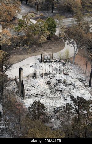 Bastrop County, Texas USA, settembre 16 2011: Danni alla foresta e alle case nella suddivisione del villaggio Tahitiano. Incendi boschivi nella zona hanno bruciato 38.000 acri e più di 1.500 case con due morti segnalati. I residenti sono stati finalmente autorizzati a tornare a ciò che è rimasto delle loro case quasi due settimane dopo l'inizio del fuoco. ©Bob Daemmrich Foto Stock