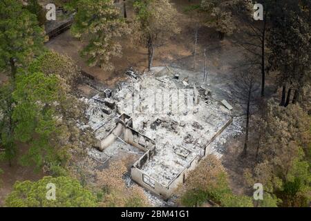 Bastrop County, Texas USA, settembre 16 2011: Danni alla foresta e casa nella suddivisione del villaggio Tahitiano. Incendi boschivi nella zona hanno bruciato 38.000 acri e più di 1.500 case con due morti segnalati. I residenti sono stati finalmente autorizzati a tornare a ciò che è rimasto delle loro case quasi due settimane dopo l'inizio del fuoco. ©Bob Daemmrich Foto Stock