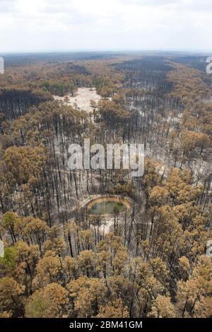 Bastrop County, Texas USA, settembre 16 2011: Danni alla foresta e alle case nella suddivisione del villaggio Tahitiano. Incendi boschivi nella zona hanno bruciato 38.000 acri e più di 1.500 case con due morti segnalati. I residenti sono stati finalmente autorizzati a tornare a ciò che è rimasto delle loro case quasi due settimane dopo l'inizio del fuoco. ©Bob Daemmrich Foto Stock