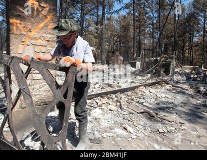 Bastrop Texas USA, settembre 2011: Residenti smista attraverso la casa danneggiata dopo massicci incendi boschivi spazzati attraverso quartieri boschivi, bruciando più di 1400 case nella zona all'inizio di settembre. ©Marjorie Kamys Cotera/Daemmrich Photography Foto Stock