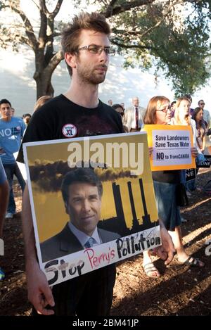 Austin, Texas USA, 28 settembre 2011: Gli ambientalisti si radunano nel campus dell'Università del Texas contro la proposta di Keystone XL TAR Sands Pipeline dal Canada al Texas. Il Dipartimento di Stato degli Stati Uniti ha tenuto audizioni per tutto il giorno nel campus della UT. ©Marjorie Kamys Cotera/Daemmrich Photography Foto Stock